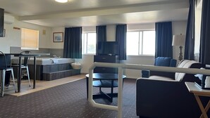King Suite with Spa Bath- No Pets Allowed | 遮光窗帘、熨斗/熨板、免费 WiFi、床单