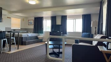 King Suite with Spa Bath- No Pets Allowed | Güneşlik/perde, ütü/ütü masası, ücretsiz kablosuz İnternet