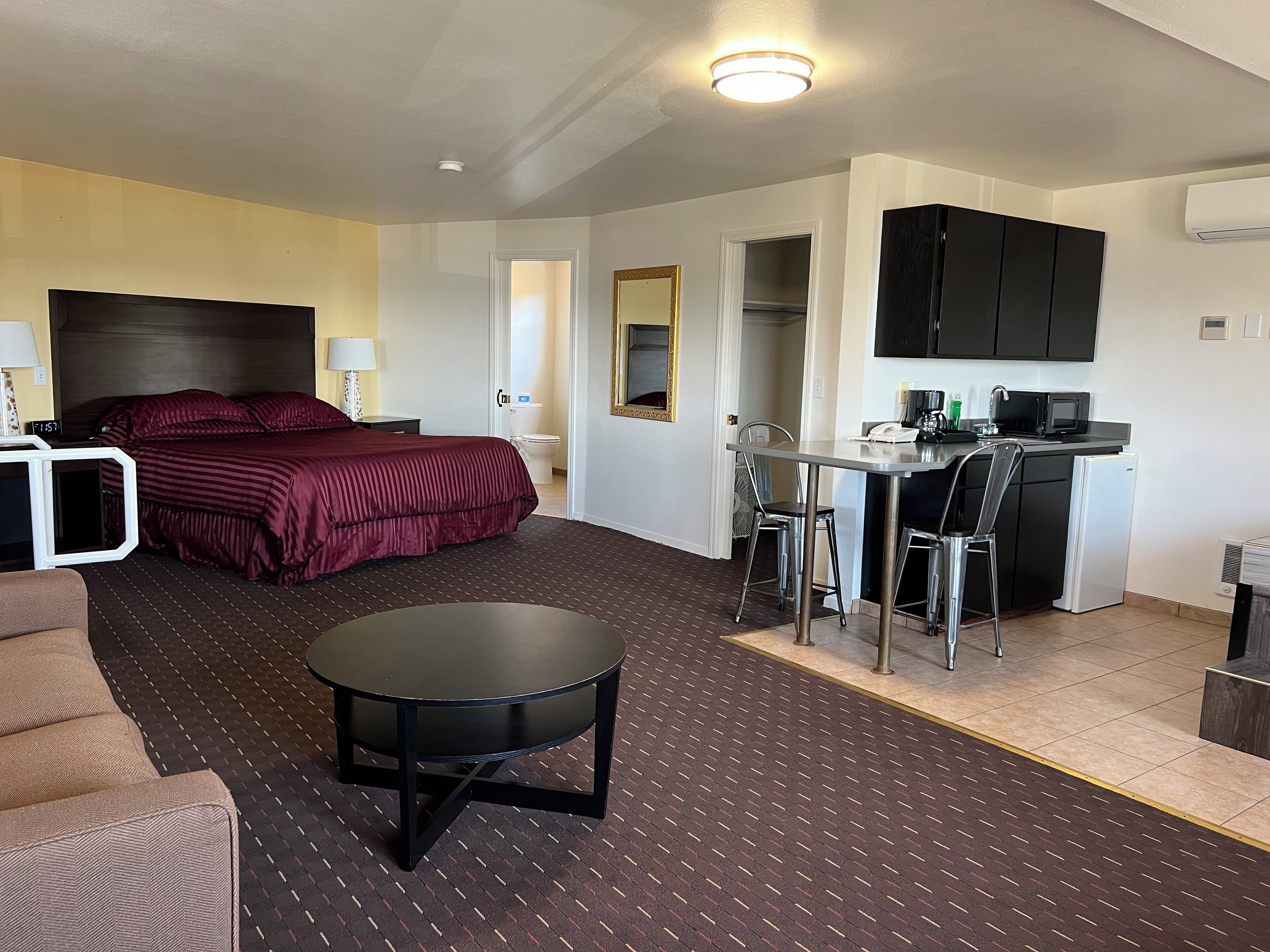 King Suite with Spa Bath- No Pets Allowed | Verdunkelungsvorhänge, Bügeleisen/Bügelbrett, kostenloses WLAN