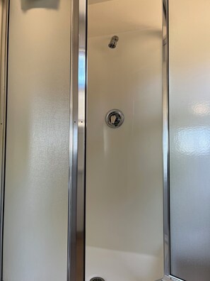 King Suite with Spa Bath- No Pets Allowed | Bathroom | Hair dryer, towels - Port Townsend Inn (Port Townsend)