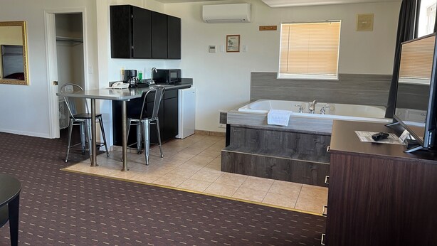 King Suite with Spa Bath- No Pets Allowed | 遮光窗帘、熨斗/熨板、免费 WiFi、床单