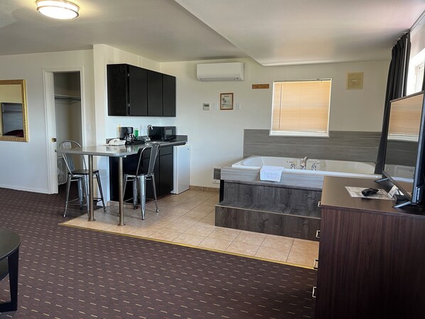 King Suite with Spa Bath- No Pets Allowed | Blackout drapes, iron/ironing board, free WiFi, bed sheets - Port Townsend Inn (Port Townsend)