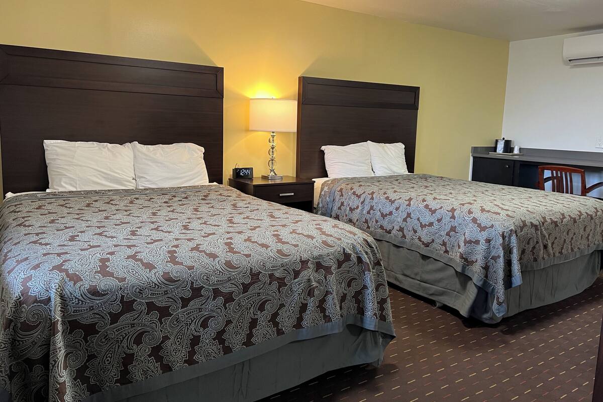 Queen Room with Two Queen Beds | 암막 커튼, 다리미/다리미판, 무료 WiFi, 침대 시트