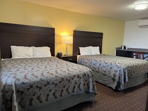 Queen Room with Two Queen Beds | Blackout curtains, iron/ironing board, free WiFi, bed sheets - Port Townsend Inn (Port Townsend)