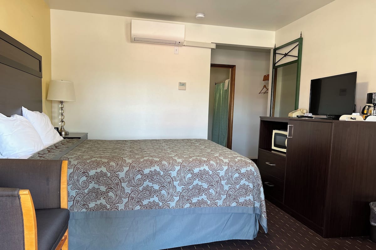 Blackout drapes, iron/ironing board, free WiFi, bed sheets