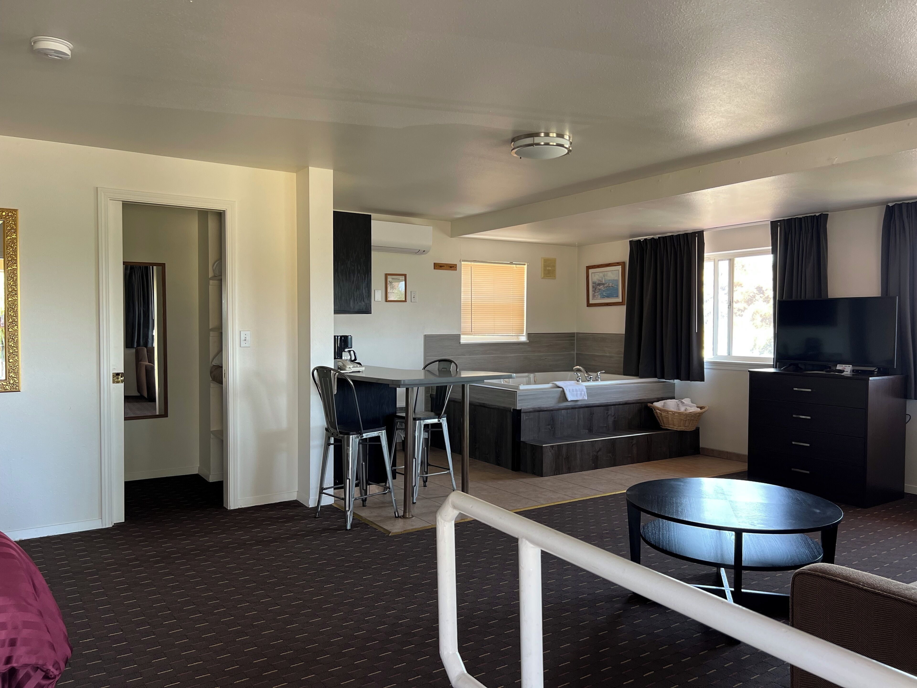 King Suite with Spa Bath- No Pets Allowed | Blackout drapes, iron/ironing board, free WiFi, bed sheets