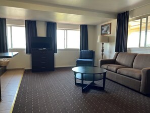 King Suite with Spa Bath- No Pets Allowed | Blackout drapes, iron/ironing board, free WiFi, bed sheets - Port Townsend Inn (Port Townsend)