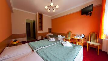 Kamar Triple, balkon | Meja kerja, setrika/meja setrika, dan tempat tidur bayi (biaya tambahan)