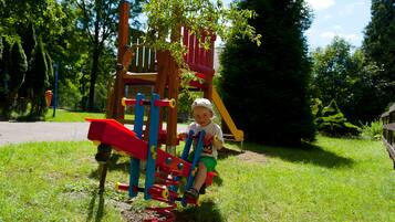 Área de juegos infantiles al aire libre