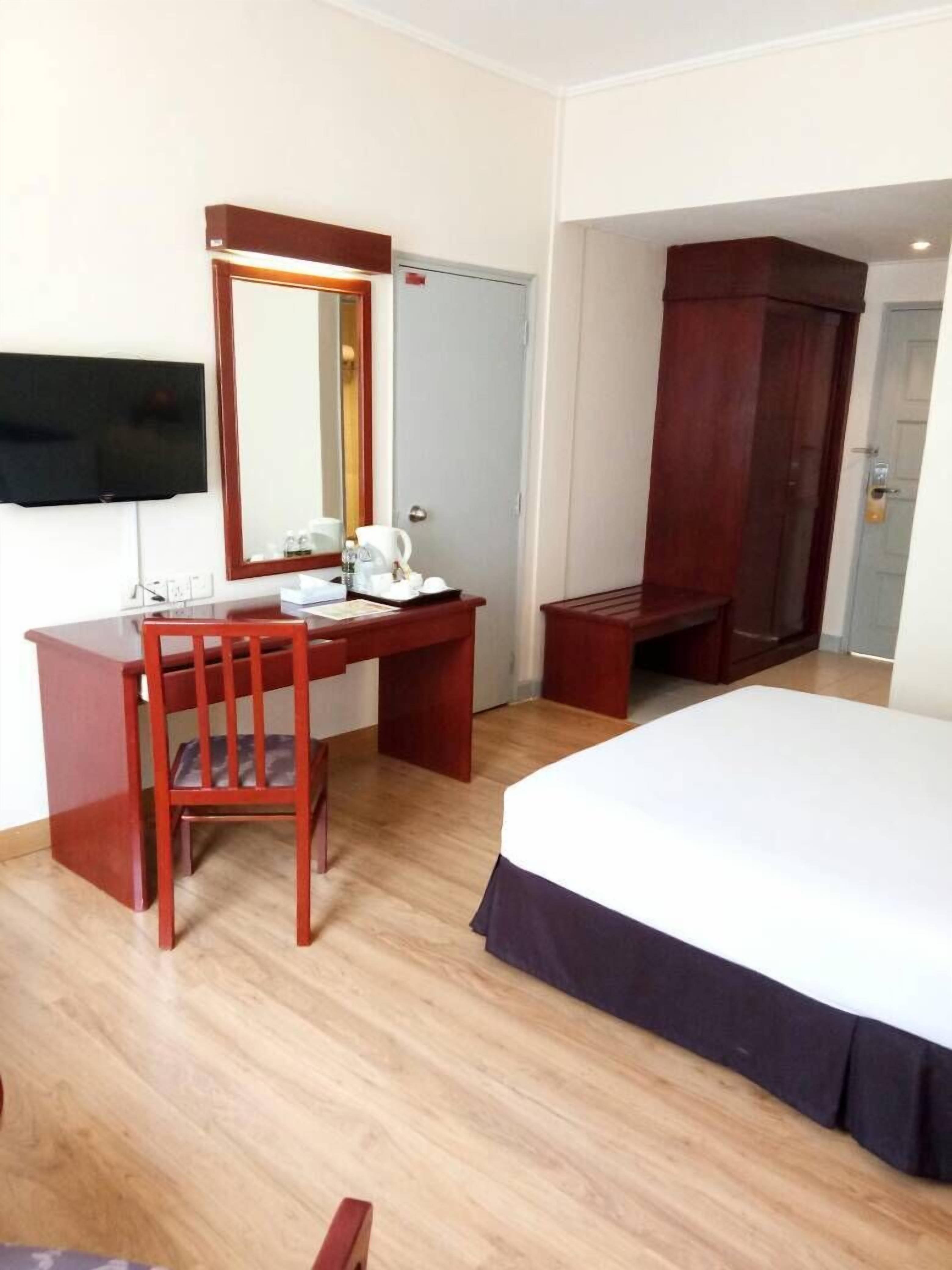 Habitación estándar doble | Caja fuerte, escritorio, ropa de cama