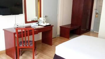 Standard Double Room | Peti besi dalam bilik, meja, cadar katil