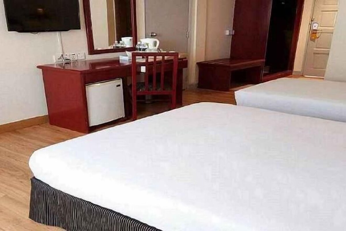 In-room safe, desk, bed sheets