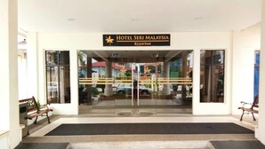 The entrance to Hotel Seri Malaysia in Kuantan with a clear glass facade, a signboard, and a set of steps leading up to the entrance. - Hotel Seri Malaysia Kuantan (Kuantan)