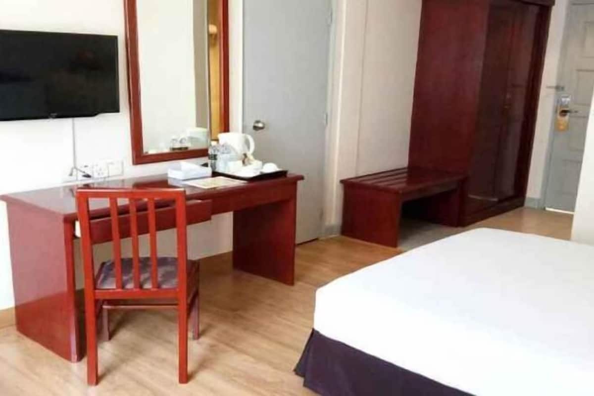 In-room safe, desk, bed sheets