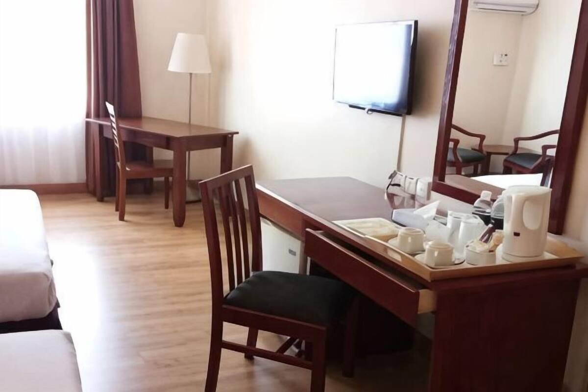 In-room safe, desk, bed sheets