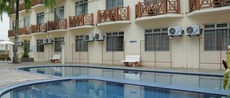 Kolam renang terbuka