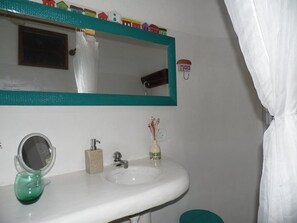 Standard Room | Bathroom sink - Pousada Tropicana (Trancoso)