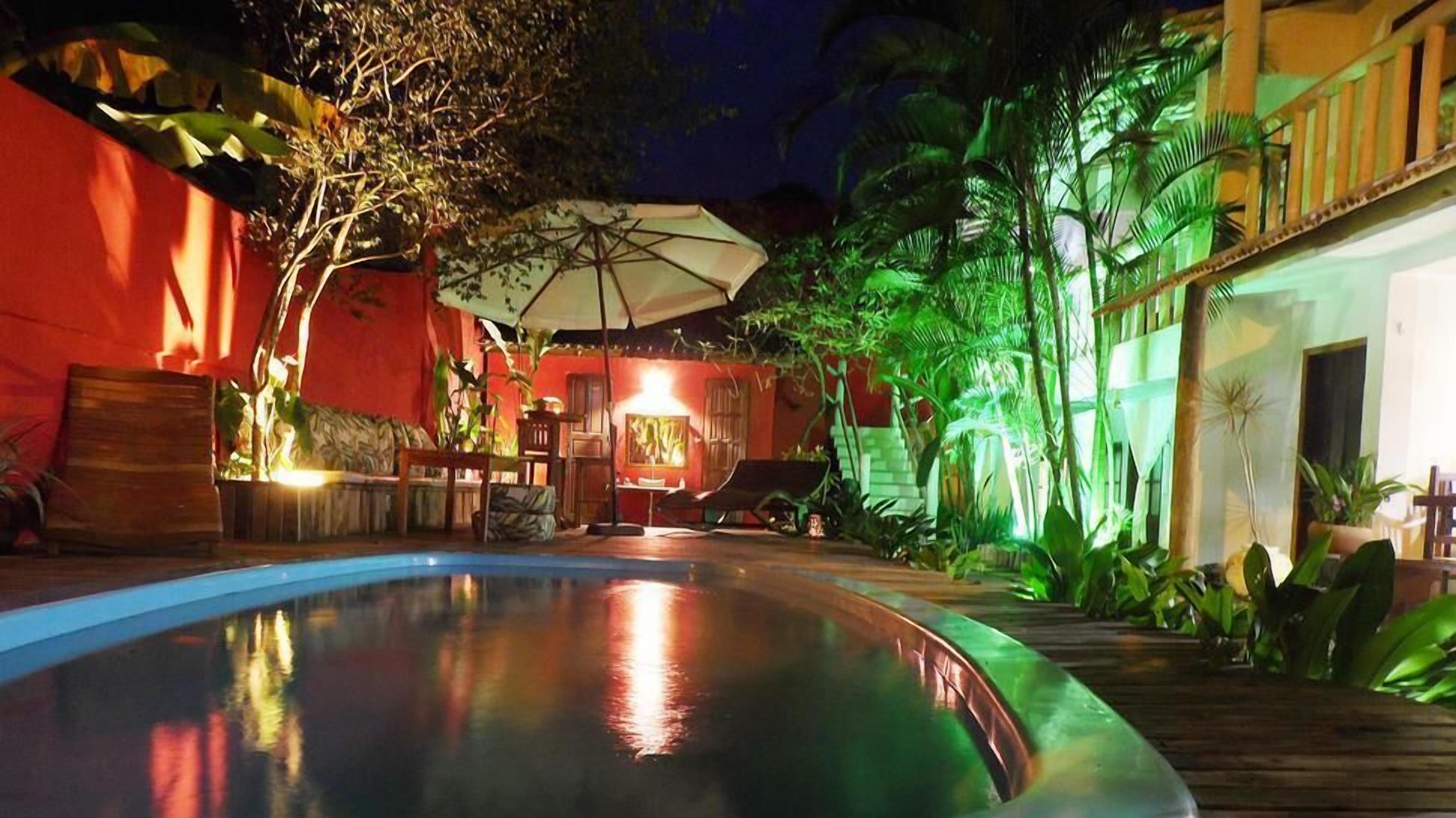 Piscina externa, espreguiçadeiras