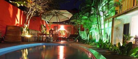 Piscina externa, espreguiçadeiras