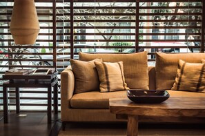 Coin salon dans le hall