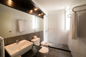 Studio Superior, pemandangan laut | Kamar mandi | Shower, perlengkapan mandi gratis, pengering rambut, dan kloset