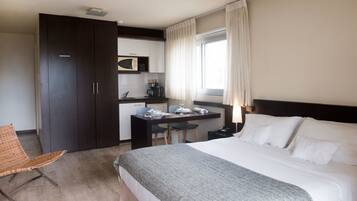 1 habitación, cubrecamas, minibar y caja de seguridad en la habitación