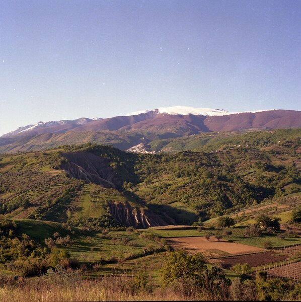 A mountainous landscape with a valley, fields, and a small settlement. - B&B Le Pietre Ricce (Roccamontepiano)