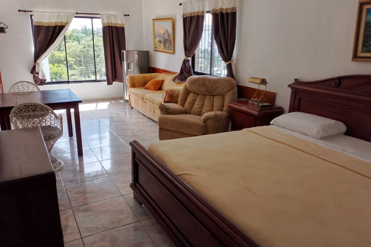 suites king ac  | in-room safe, desk, free wifi