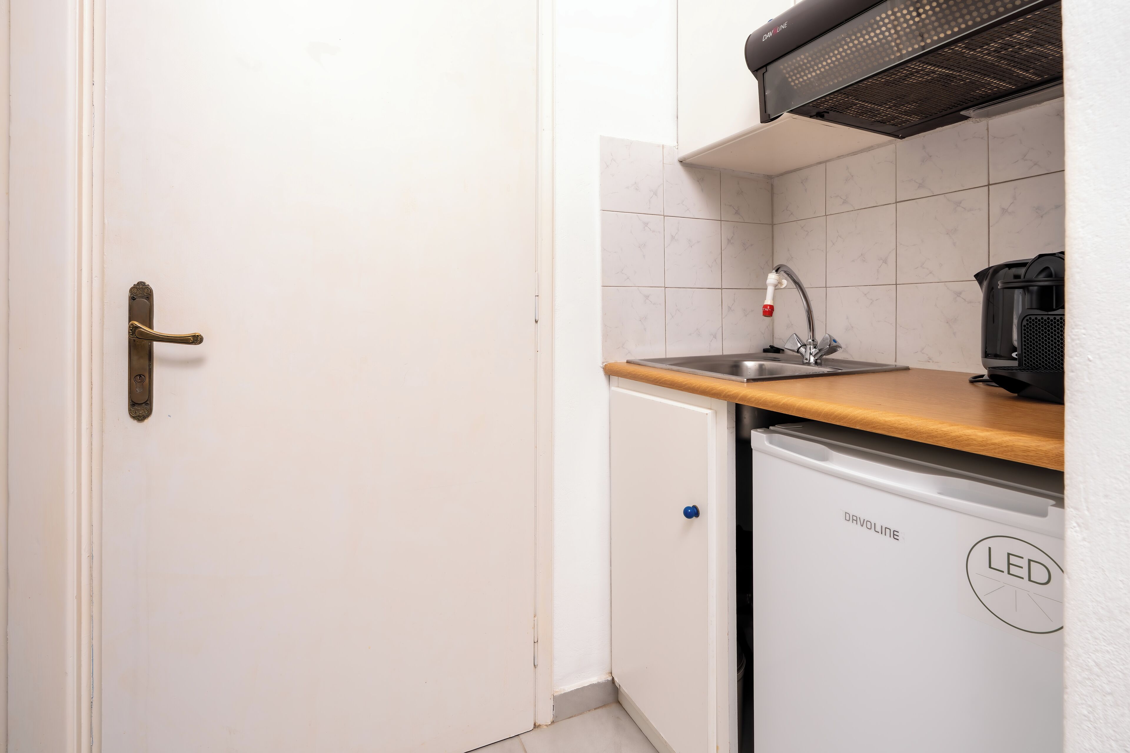 طراز فريد لكل وحدة وستائر تعتيم ومكواة/لوح كي وواي فاي مجانًا