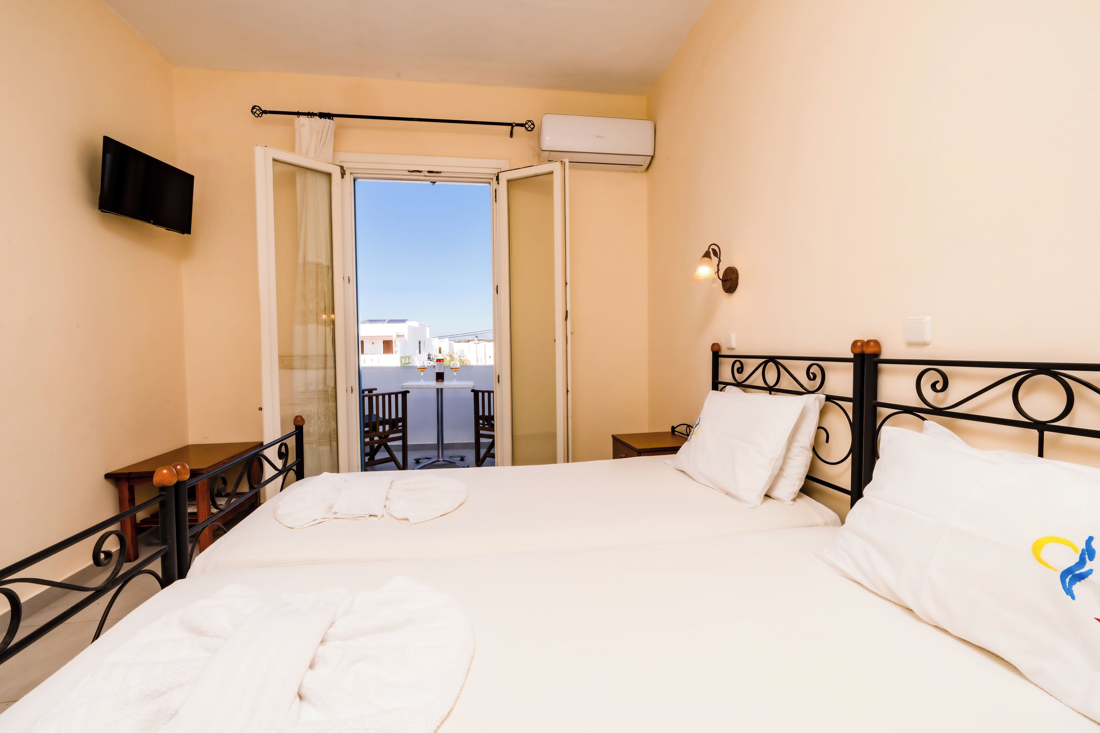 غرفة سوبيريور مزدوجة - بمنظر للبحر | طراز فريد لكل وحدة وستائر تعتيم ومكواة/لوح كي وواي فاي مجانًا