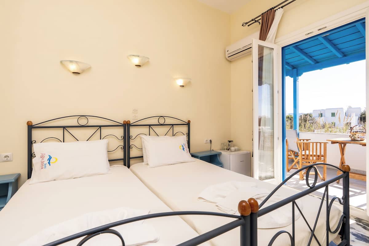 Chambre Double, vue mer | Ameublement personnalisé, rideaux occultants, fer et planche à repasser