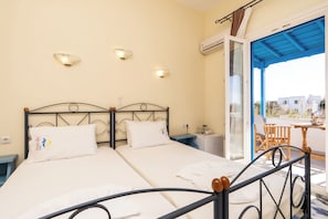 Doppelzimmer, Meerblick | Individuell eingerichtet, Verdunkelungsvorhänge, Bügeleisen/Bügelbrett