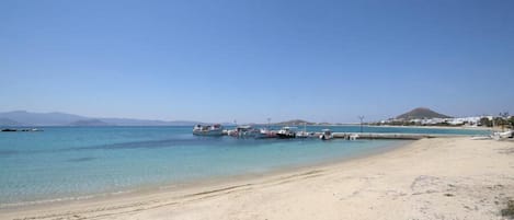 Vlak bij het strand, ligstoelen, parasols