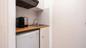 Superior Double Room, Sea View | Individually furnished, blackout drapes, iron/ironing board, free WiFi