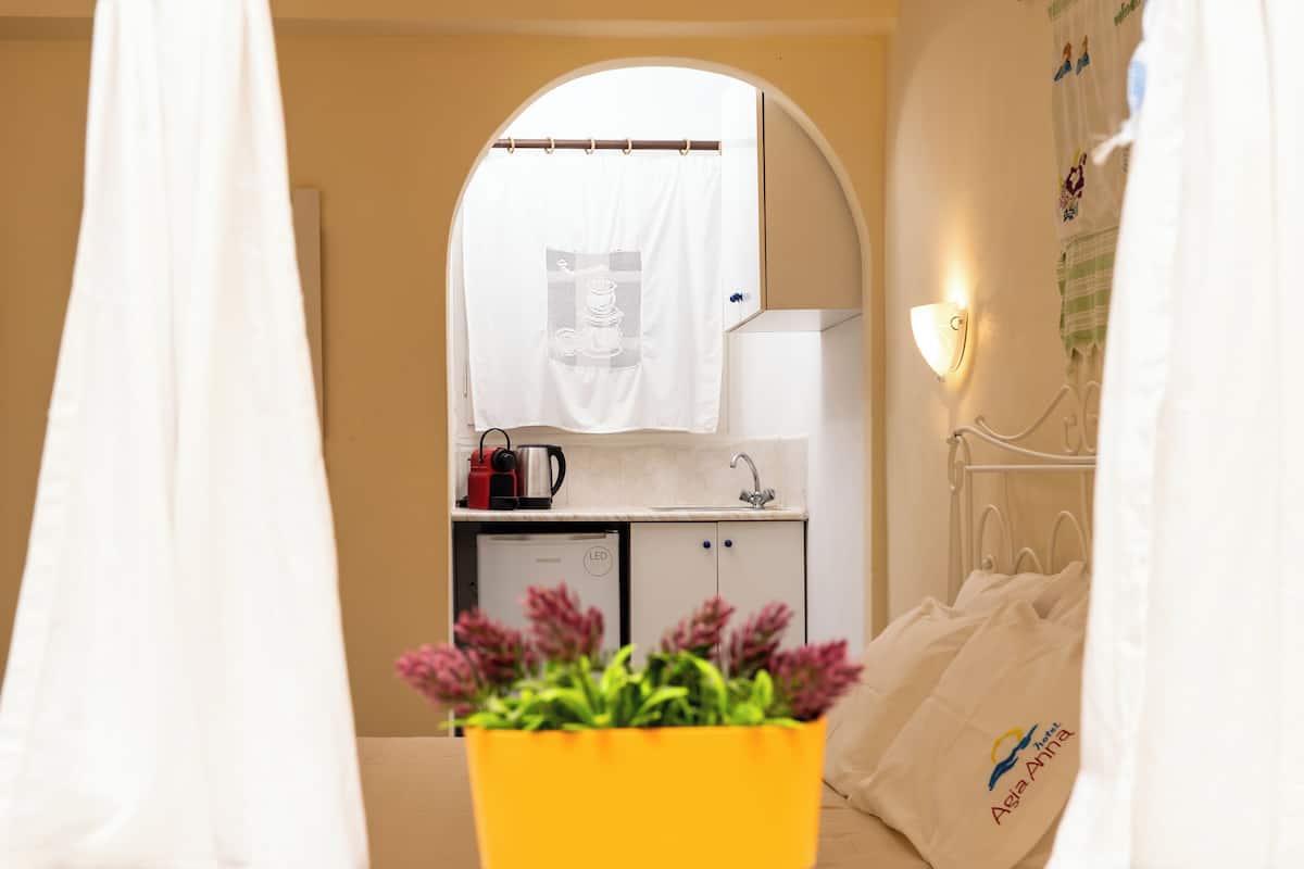 Firemannsrom – familie, hageutsikt | Individuelt innredet, blendingsgardiner og strykejern/-brett