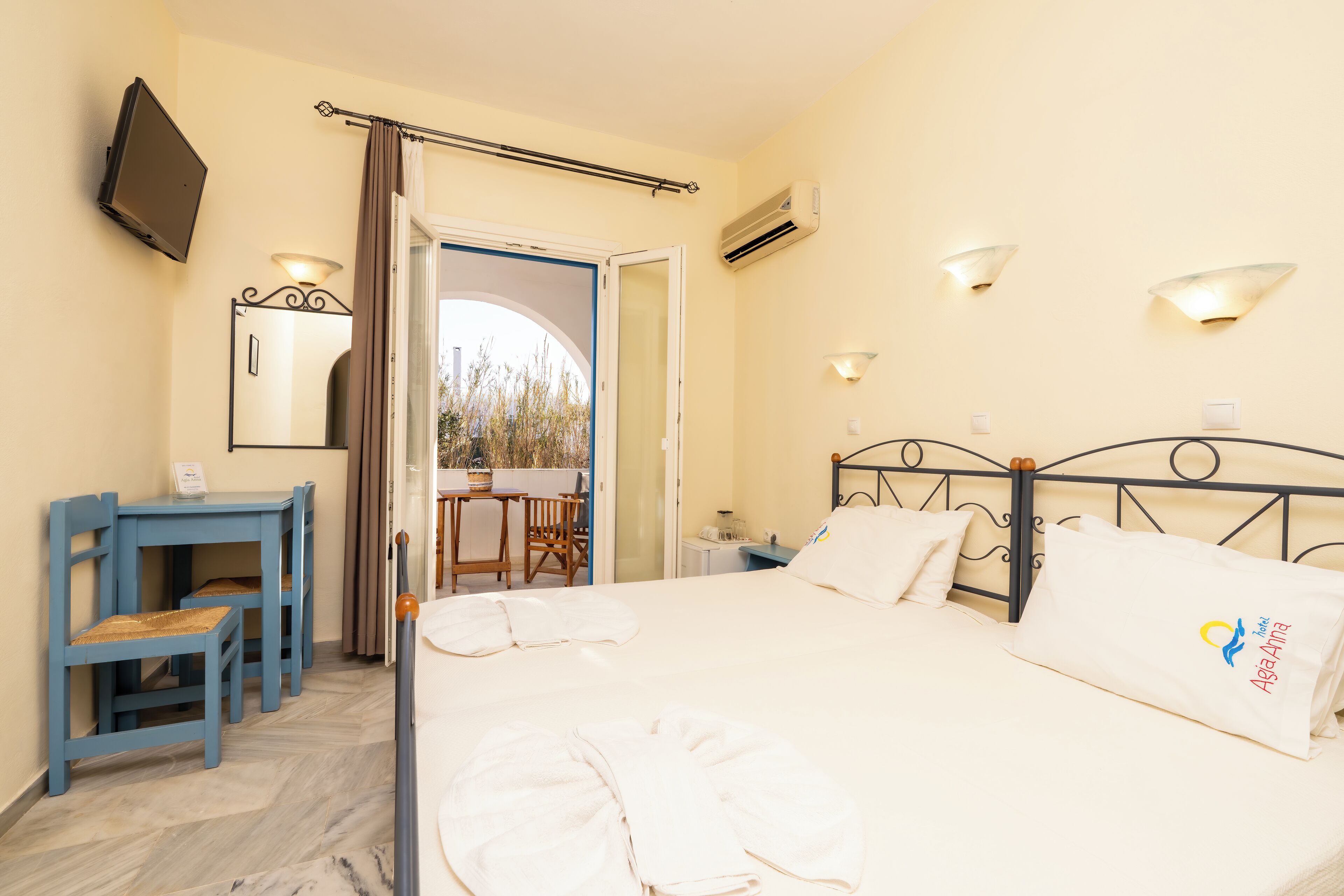 Individually furnished, blackout curtains, iron/ironing board, free WiFi