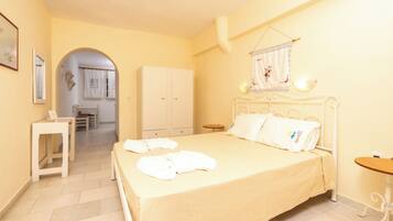 Individually furnished, blackout curtains, iron/ironing board, free WiFi