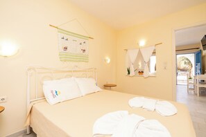 家庭四人房, 花园景观 | 特色家居、遮光窗帘、熨斗/熨板、免费 WiFi