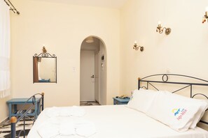 Habitació doble romàntica, vistes al mar | Mobiliari individual, cortines opaques i planxa i posts de planxar 