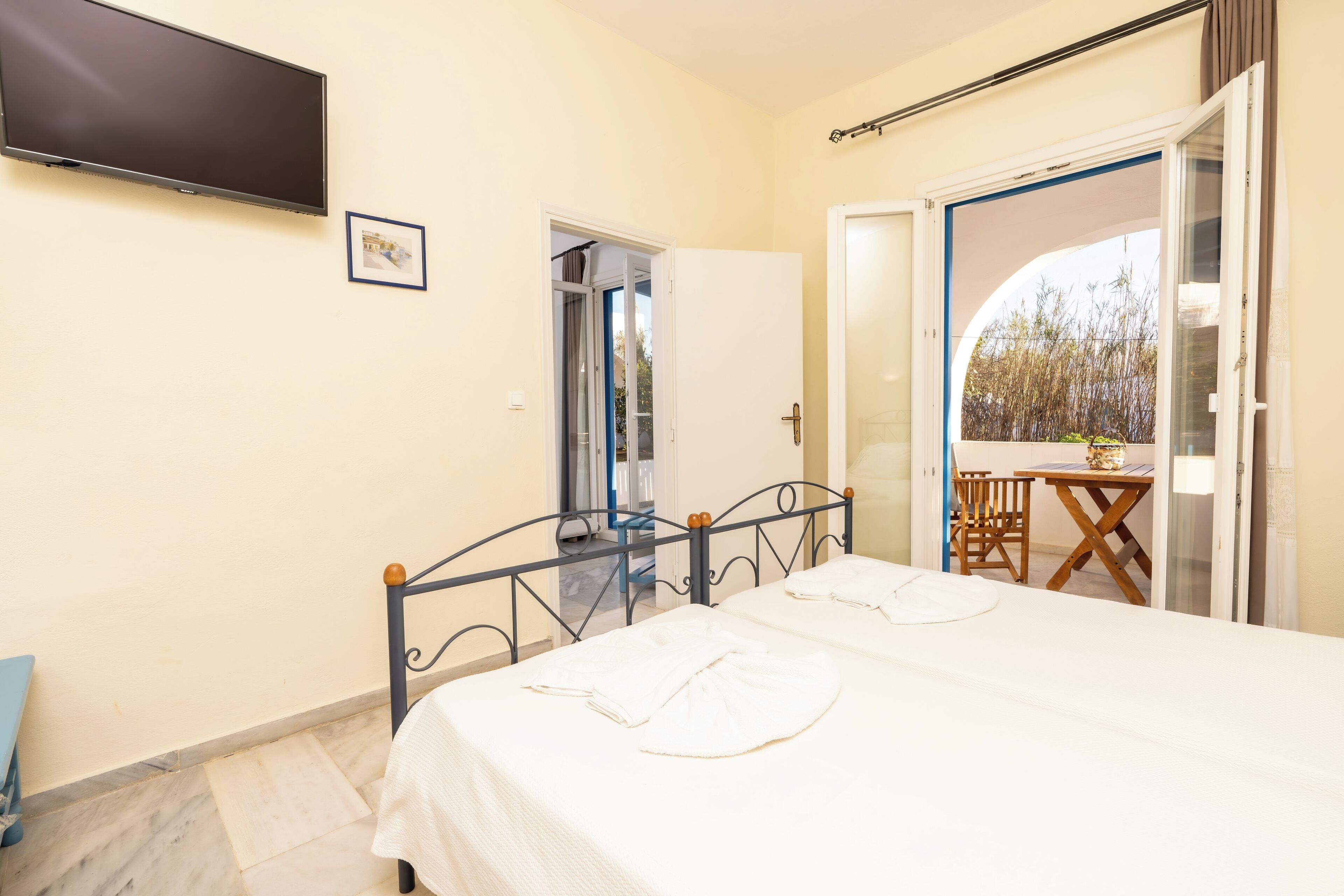 Individually furnished, blackout curtains, iron/ironing board, free WiFi