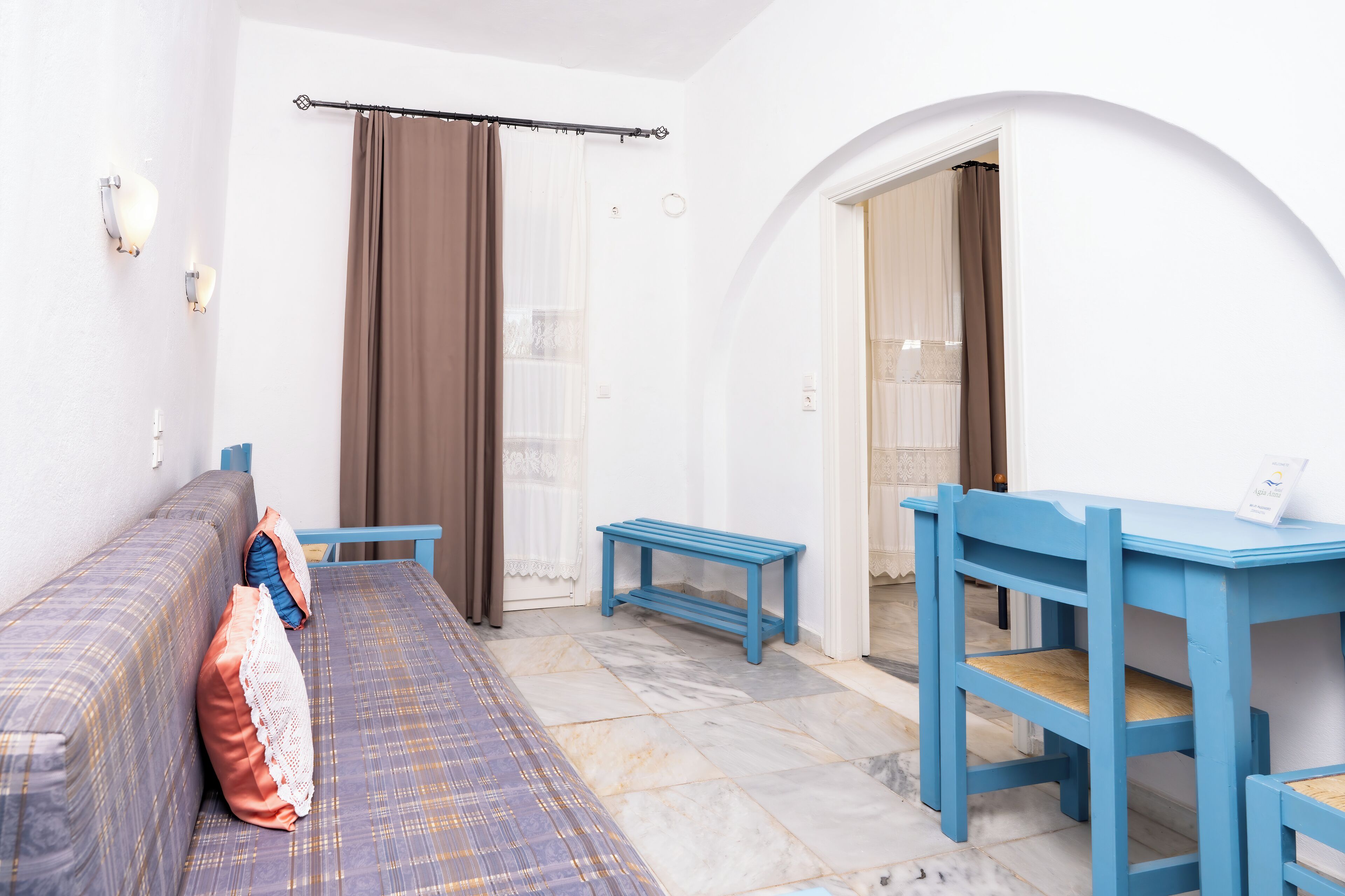 Ameublement personnalisé, rideaux occultants, fer et planche à repasser