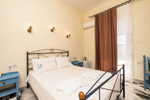 Habitación doble romántica, vista al mar | Muebles diferentes, cortinas blackout y tabla de planchar con plancha 