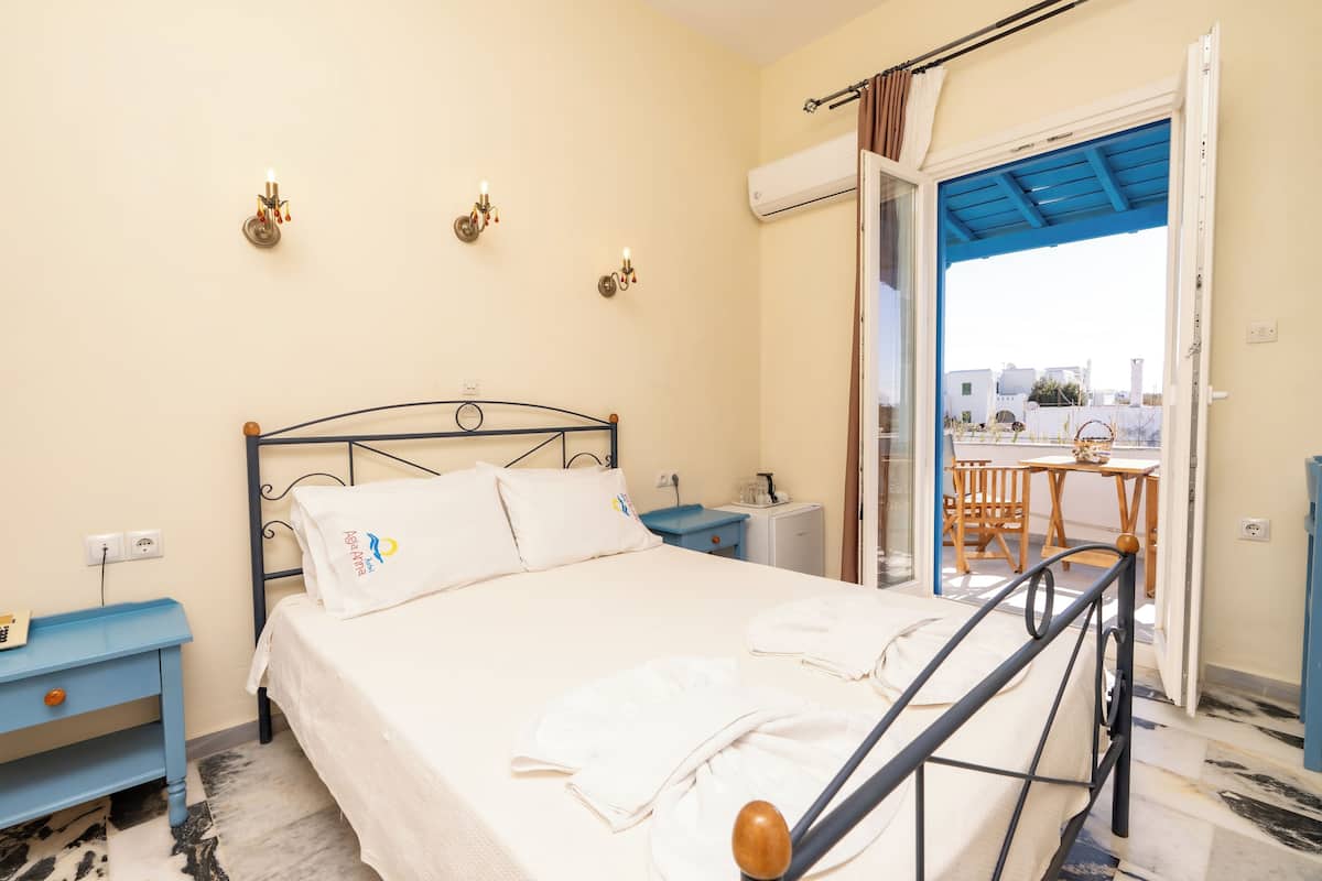 Chambre Double Romantique, vue mer | Ameublement personnalisé, rideaux occultants, fer et planche à repasser