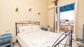 Individually furnished, blackout drapes, iron/ironing board, free WiFi