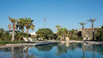 Utomhuspool och solstolar