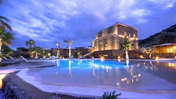 Outdoor pool, sun loungers