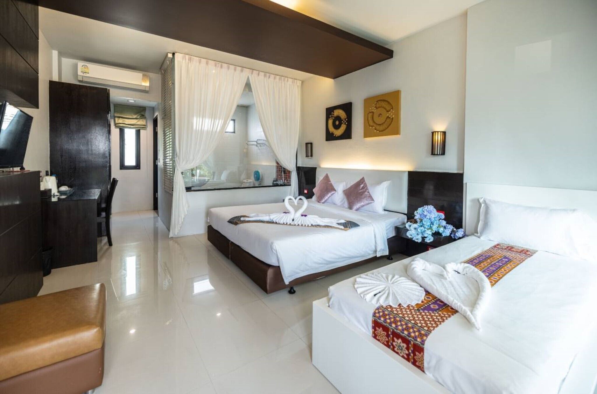 Family Room | Minibar, in-room safe, desk, free WiFi