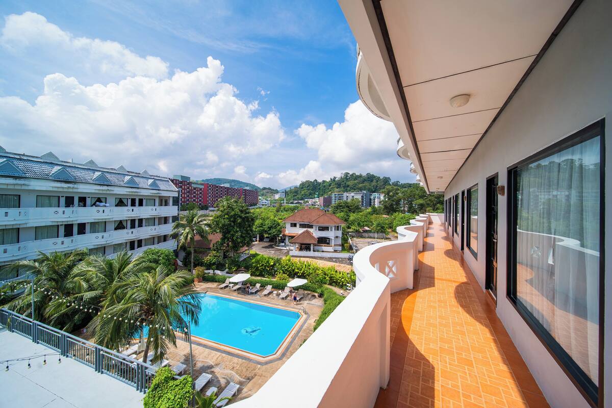 Standard Twin Room | Minibar, in-room safe, desk, free WiFi