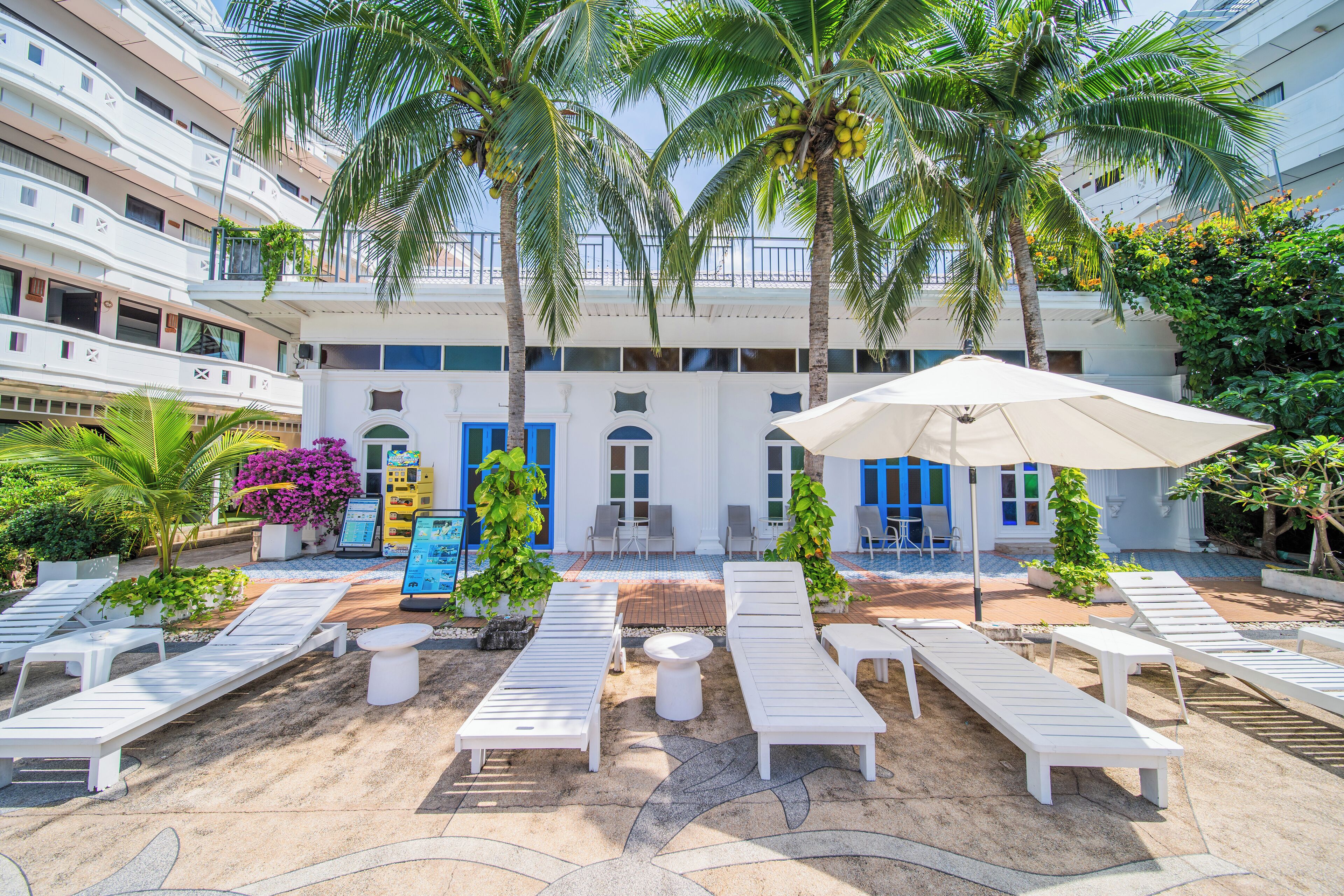 室外游泳池，日光浴躺椅