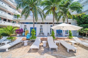 Outdoor pool, sun loungers - Blue Carina Hotel (Wichit)